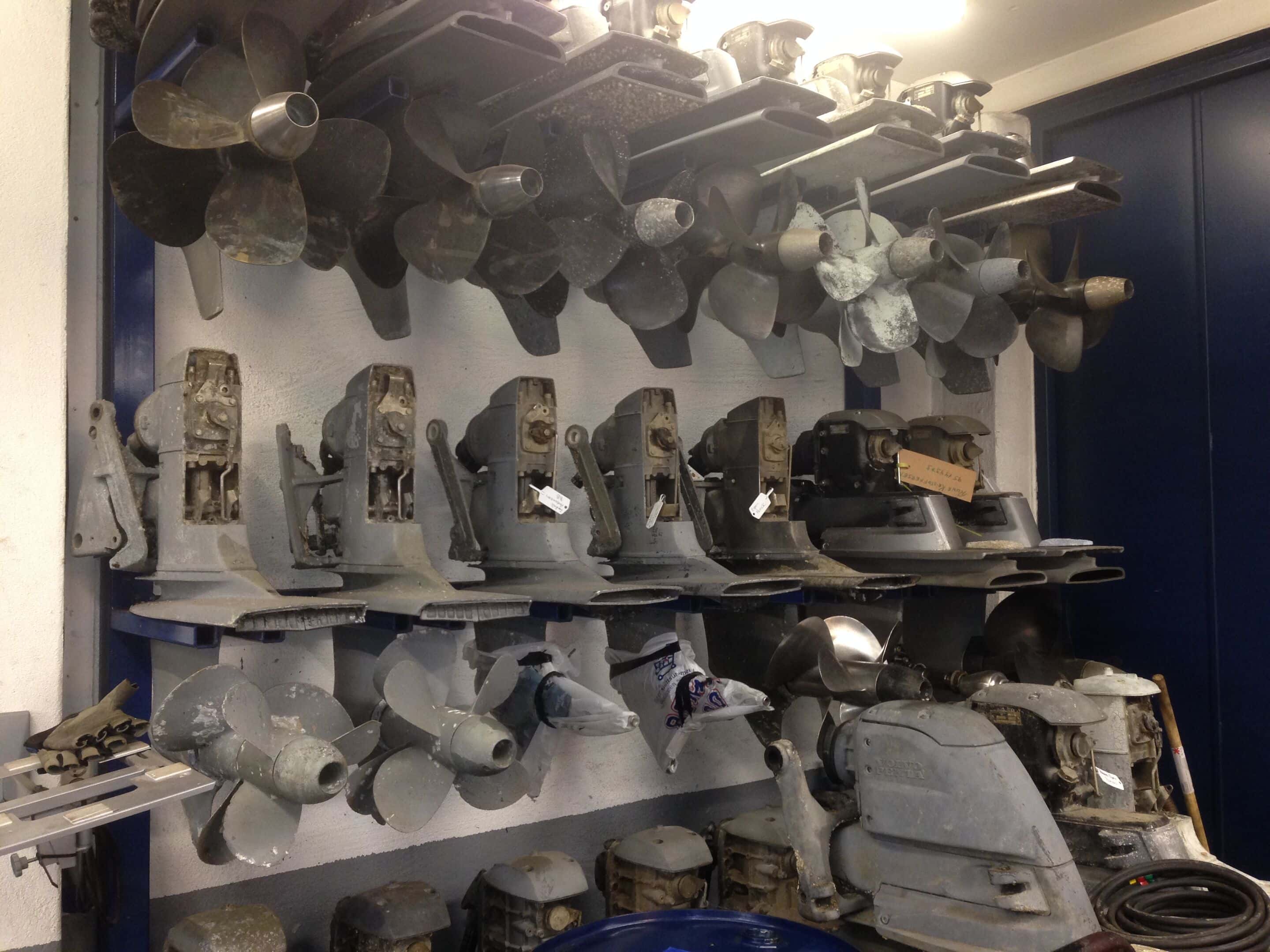 Samling av ulike grå metallkomponenter på hyller