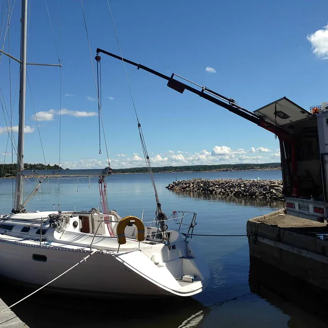 Seilbåt ved brygge under en blå himmel